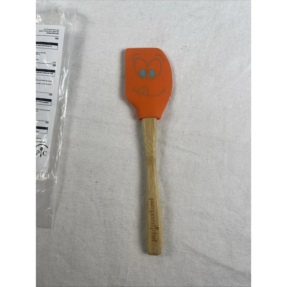 Pampered Chef Funny Face Kitchen Scraper 1405